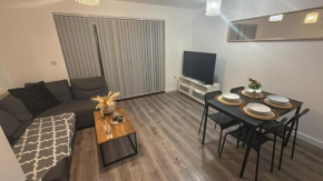 Stunning 4BR 3BA House in RG2 with FREE Parking and Sleeps 8